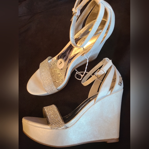 Sugar Shoes - NWOT Sugar size 7 cream platform wedges